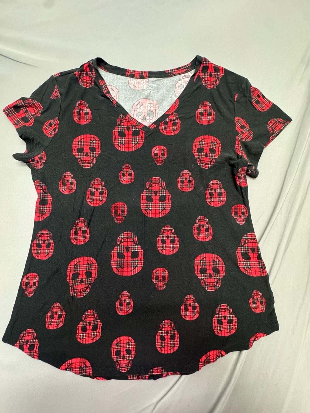 No Boundaries Plaid Skull T-Shirt Size XL/XG (15-17) Black Red V-Neck